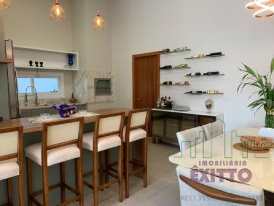 CASA PLANA NO CENTRO COM PISCINA