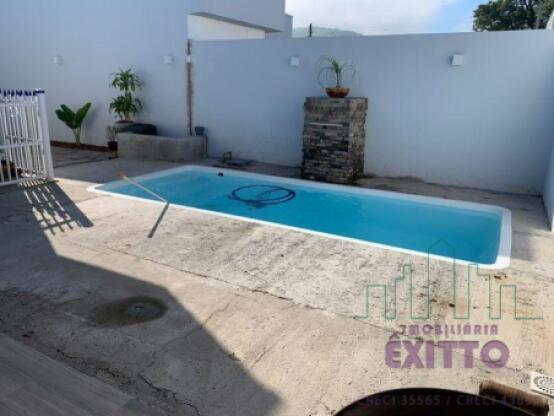 CASA PLANA NO CENTRO COM PISCINA