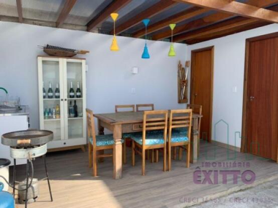 CASA PLANA NO CENTRO COM PISCINA