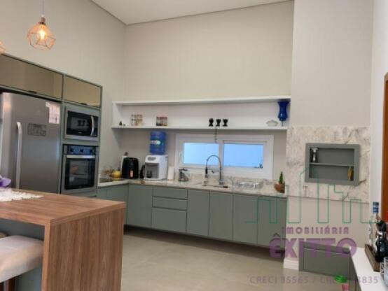 CASA PLANA NO CENTRO COM PISCINA