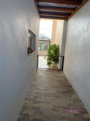 CASA PLANA NO CENTRO COM PISCINA