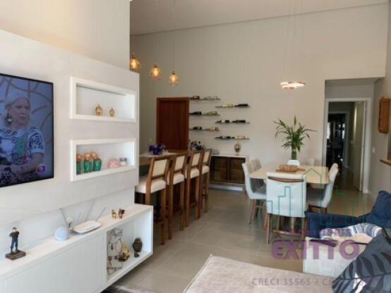 CASA PLANA NO CENTRO COM PISCINA