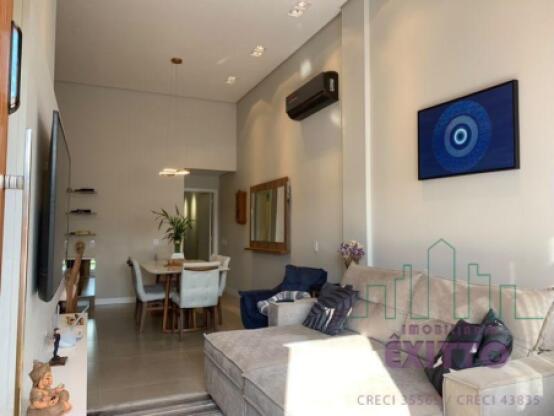 CASA PLANA NO CENTRO COM PISCINA