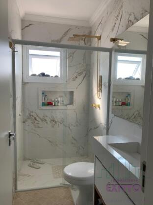 CASA PLANA NO CENTRO COM PISCINA