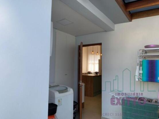 CASA PLANA NO CENTRO COM PISCINA