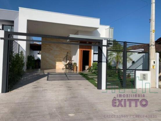 CASA PLANA NO CENTRO COM PISCINA